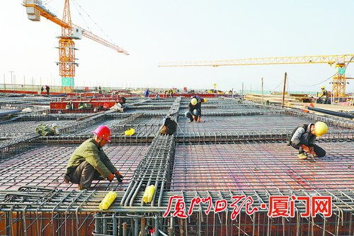 重點工程不停工 翔安西路東坑灣大橋正下部結(jié)構(gòu)施工